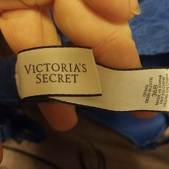 3 Victoria secret demi bras - Picture 2 of 2